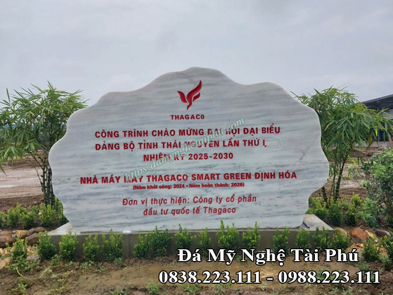 Bia đá tự nhiên. bảng hiệu đá trắng tự nhiên. Biển hiệu đá trắng Công trình chào mừng đại hội đại biểu đảng bộ tỉnh Thái Nguyên lần 21 nhiệm kỳ 2025-2030