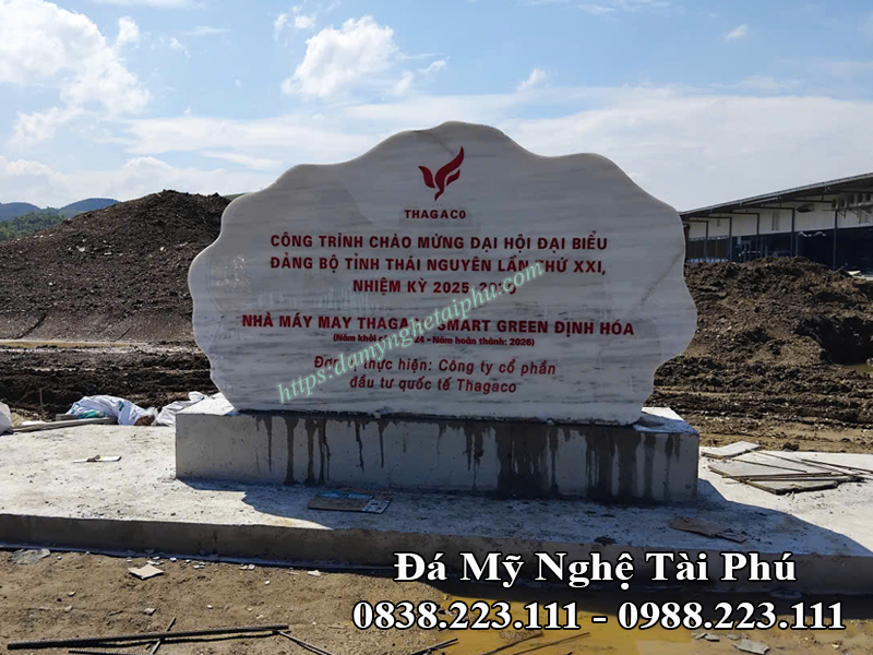 Bia đá tự nhiên. bảng hiệu đá trắng tự nhiên. Biển hiệu đá trắng Công trình chào mừng đại hội đại biểu đảng bộ tỉnh Thái Nguyên lần 21 nhiệm kỳ 2025-2030