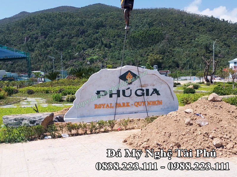 Bia đá tự nhiên. bảng hiệu đá trắng tự nhiên. Biển hiệu đá trắng ROYAL PARK Phú Gia