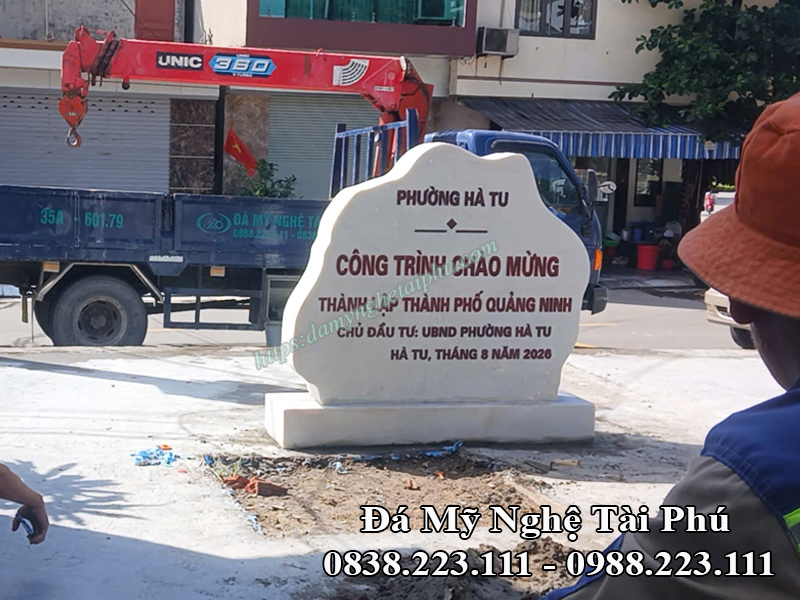 Biển hiệu đá trắng đã được lắp đặt tại Quảng Ninh, Biển hiệu đá công trình chào mừng